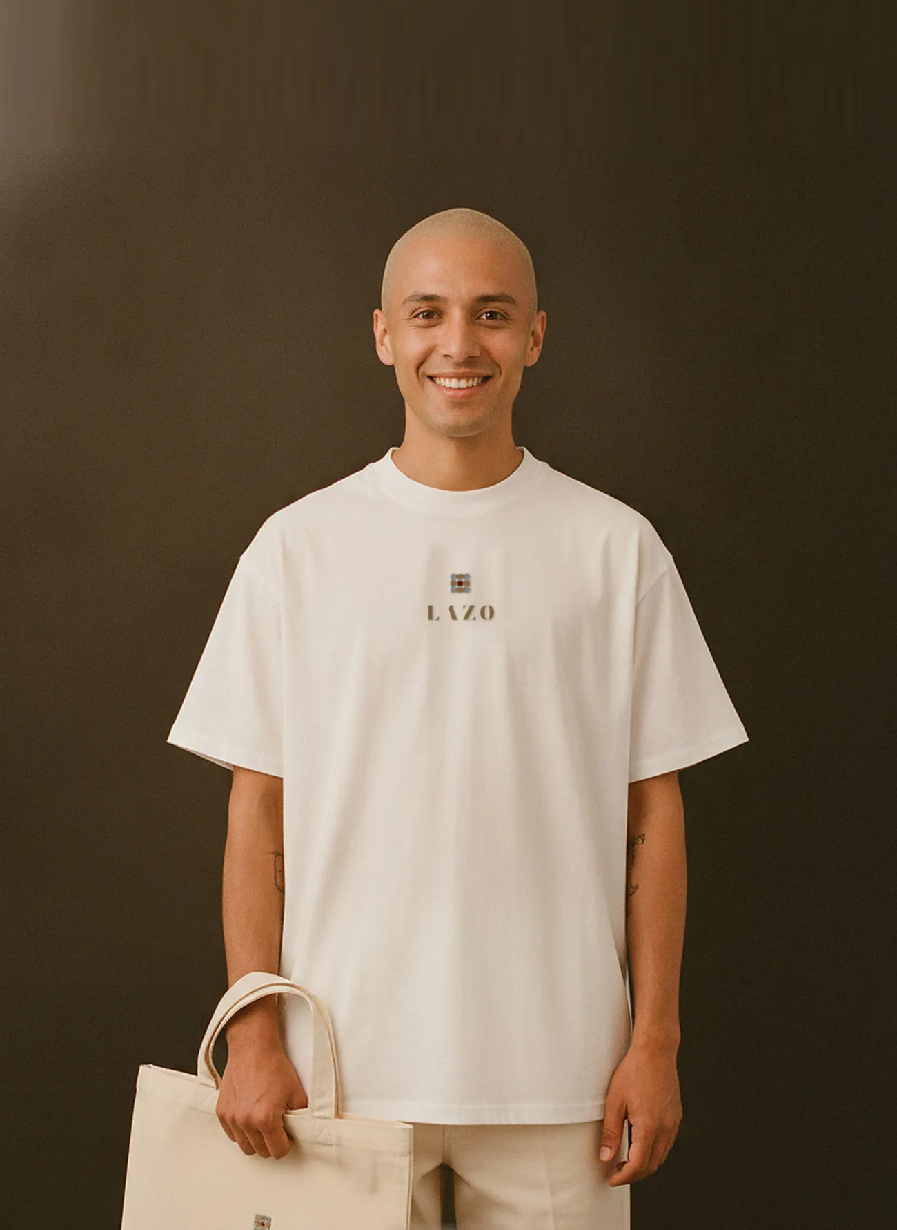 Camiseta blanca y tote de lona, los dos con el nudo bordado